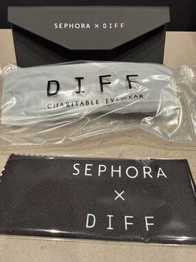 SEPHORA x DIFF Sunglasses With Case & Cloth - New/Unopened